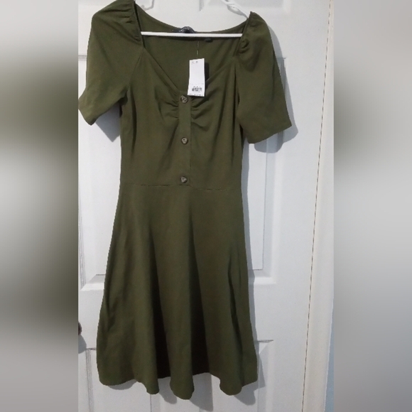 Dorothy Perkins Green Fit and Flare Midi Dress with Puff Sleeves - Picture 1 of 3